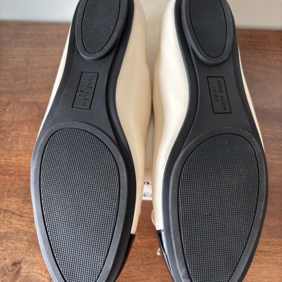 Anne Klein Off White and Black Flats with Cap Toe Box size 9 like new - Picture 3 of 5
